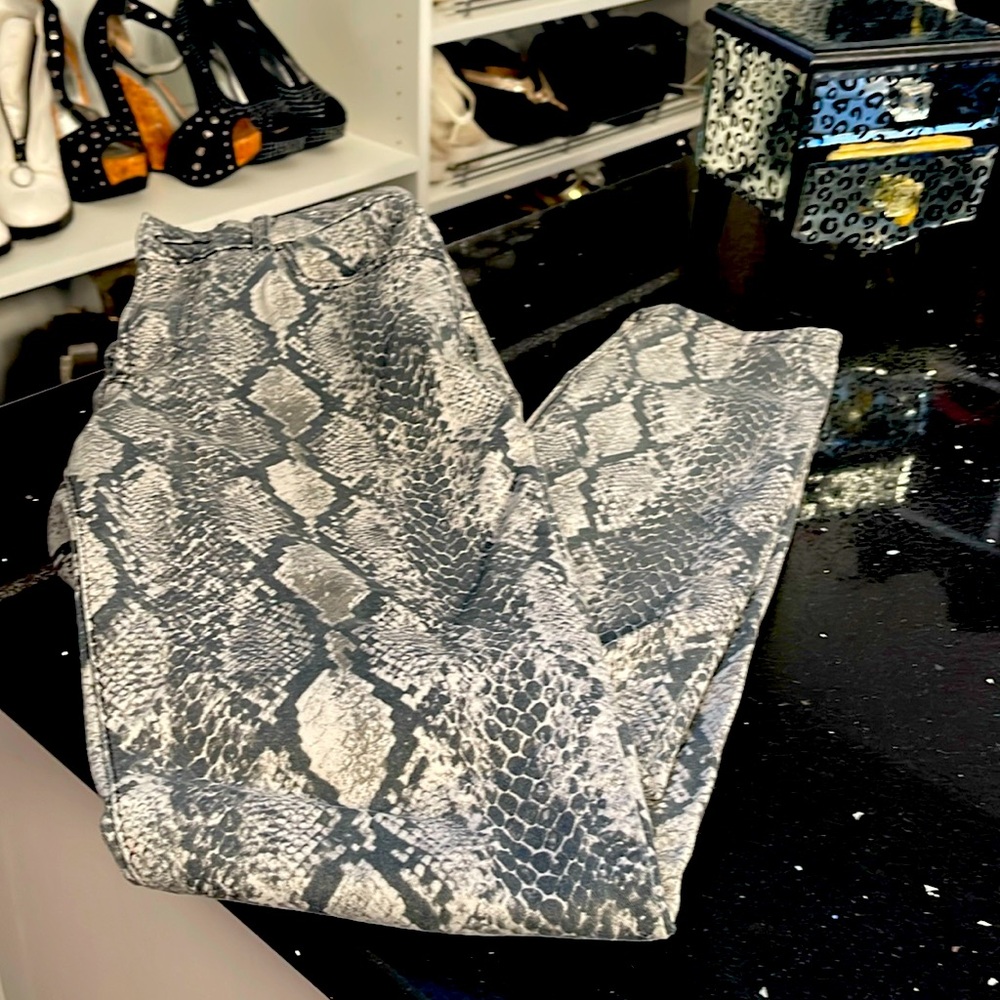 Express jeans, snakes skin gray& white